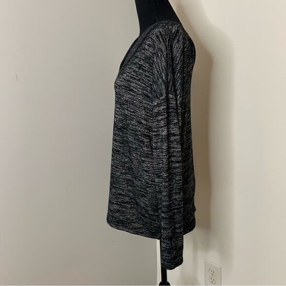 Tahari black heather v-neck lightweight sweater button-down back sz M - Picture 4 of 8